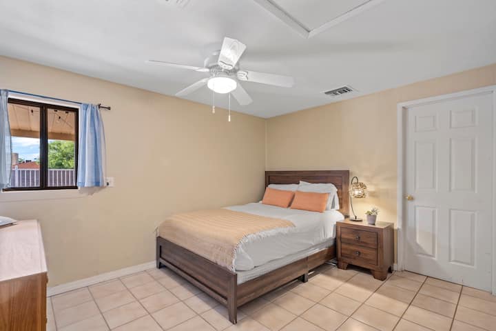 4号卧室，可欣赏后院的泳池景观