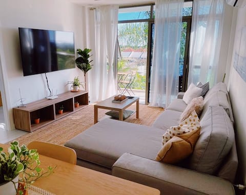 Light &Bright 1-bedroom Apartment w pool