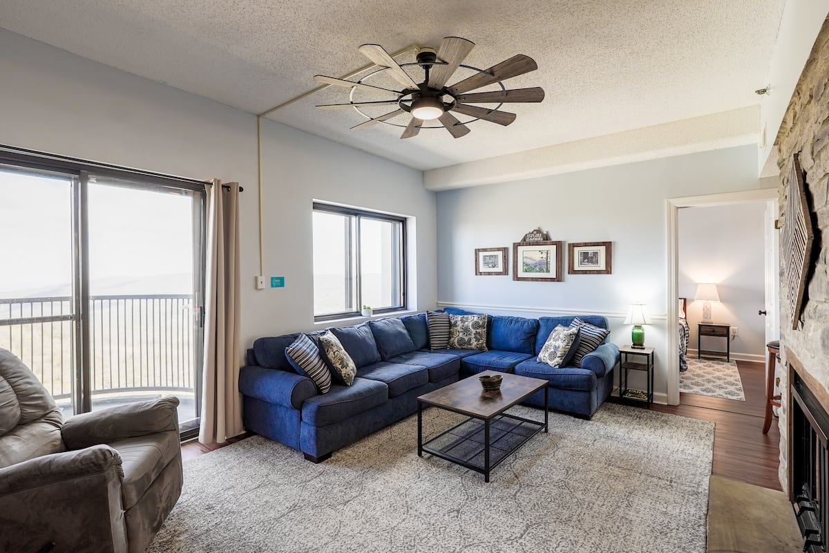 Sugartop 2019 living room with mountain view