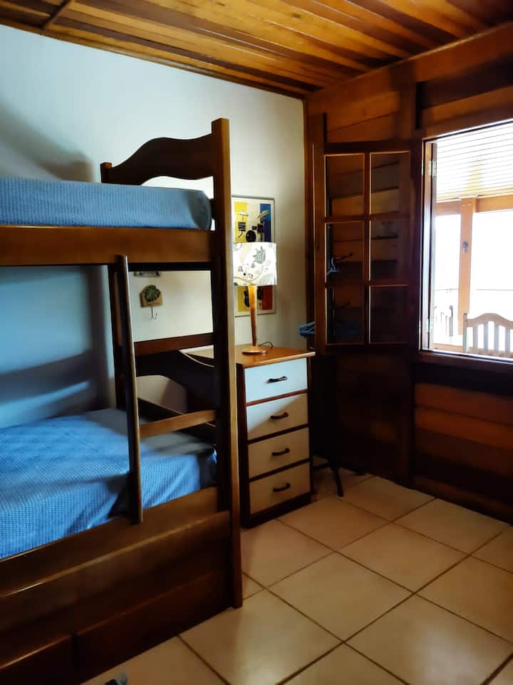 带双人床/脚轮的卧室。 游泳池和谷景观。