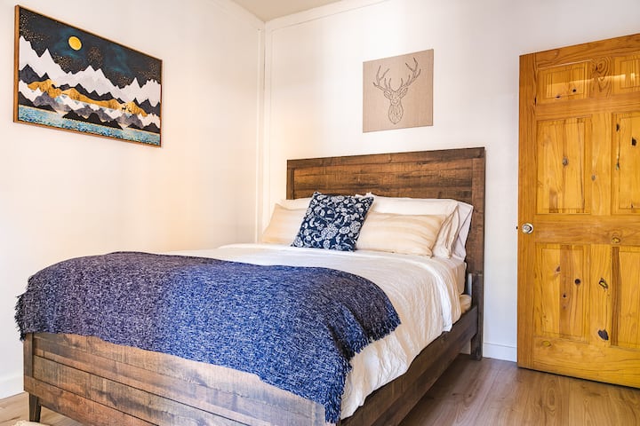 Dhomë në katin e parë me krevat dopio "queen". 