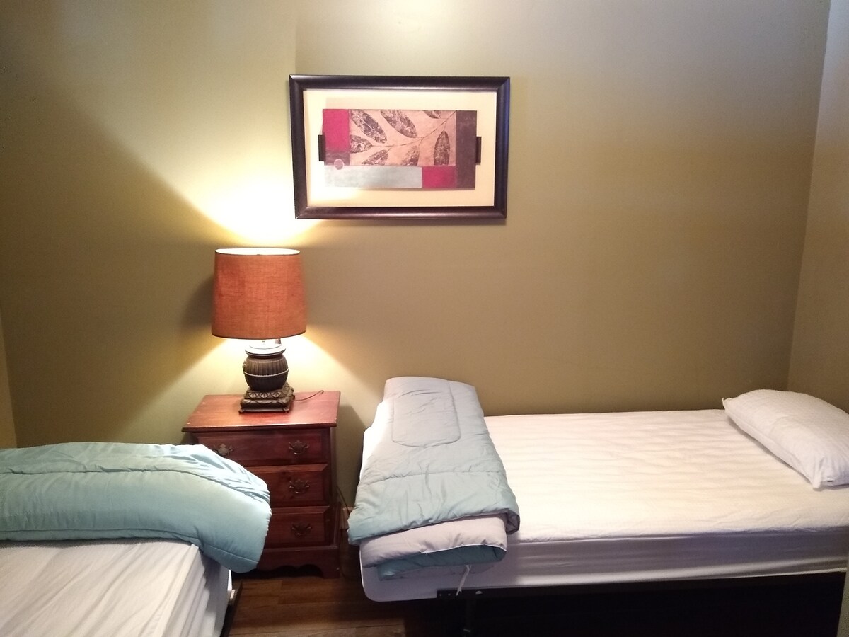 Dhomë gjumi e vogël në katin e poshtëm. Krevate teke.