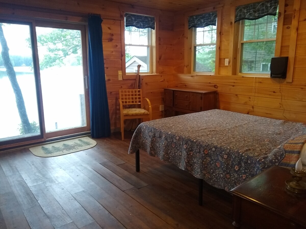 Dhomë gjumi në katin e poshtëm. Krevat dopio "Queen". (mungon privatësia për shkak të hyrjes në katin e poshtëm)