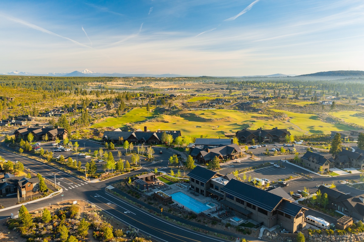 20 min to mt | HOT TUB, fire pit & trails | NEW - Houses for Rent in Bend,  Oregon, United States - Airbnb