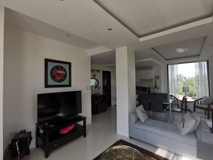 พื้นที่นั่งเล่นพร้อมวิวของพื้นที่รับประทานอาหาร