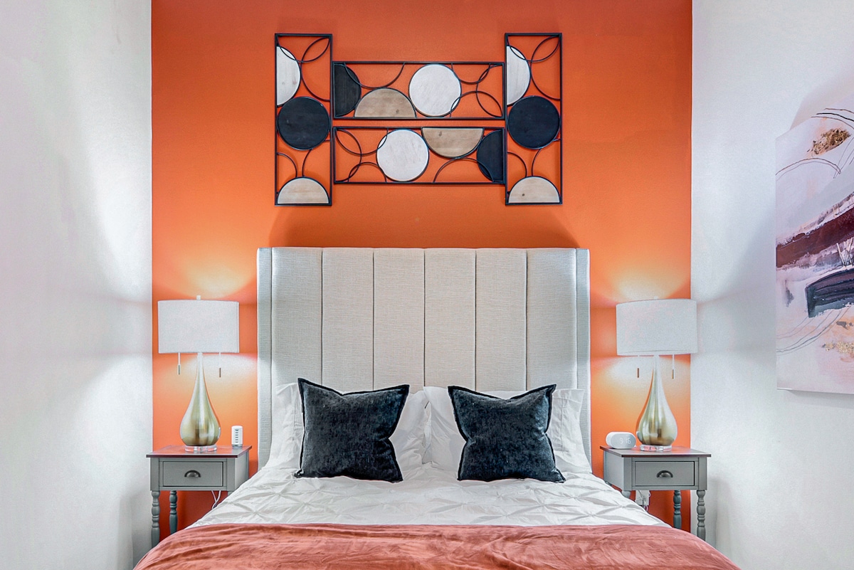 سرير بحجم كبير + بياضات ممتازة + مساحة تخزين إضافية مدمجة
مثالي لإقامتك الطويلة!