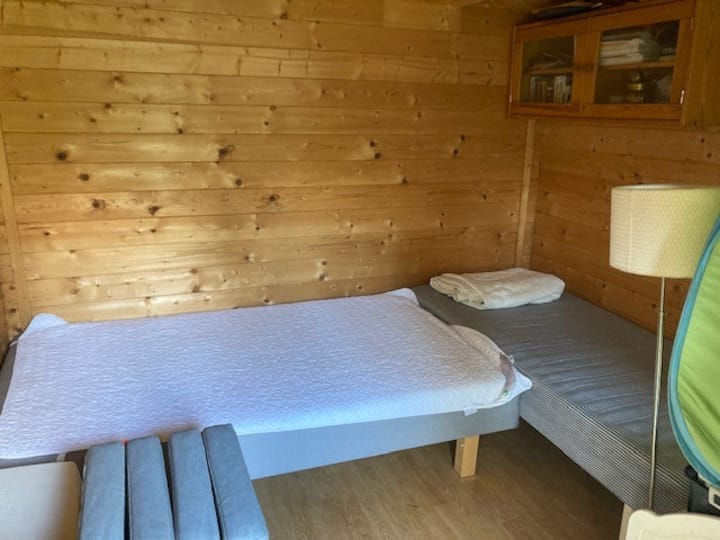 Krevate në kabinë. Përveç dy krevateve për të rritur (një krevat 1 ½ person dhe një krevat tek), ka një krevat për të rinj. 
Nuk ka dyshek të sipërm në krevatet e kabinës. Merr me vete shtrojat dhe mbulesat e krevatit.