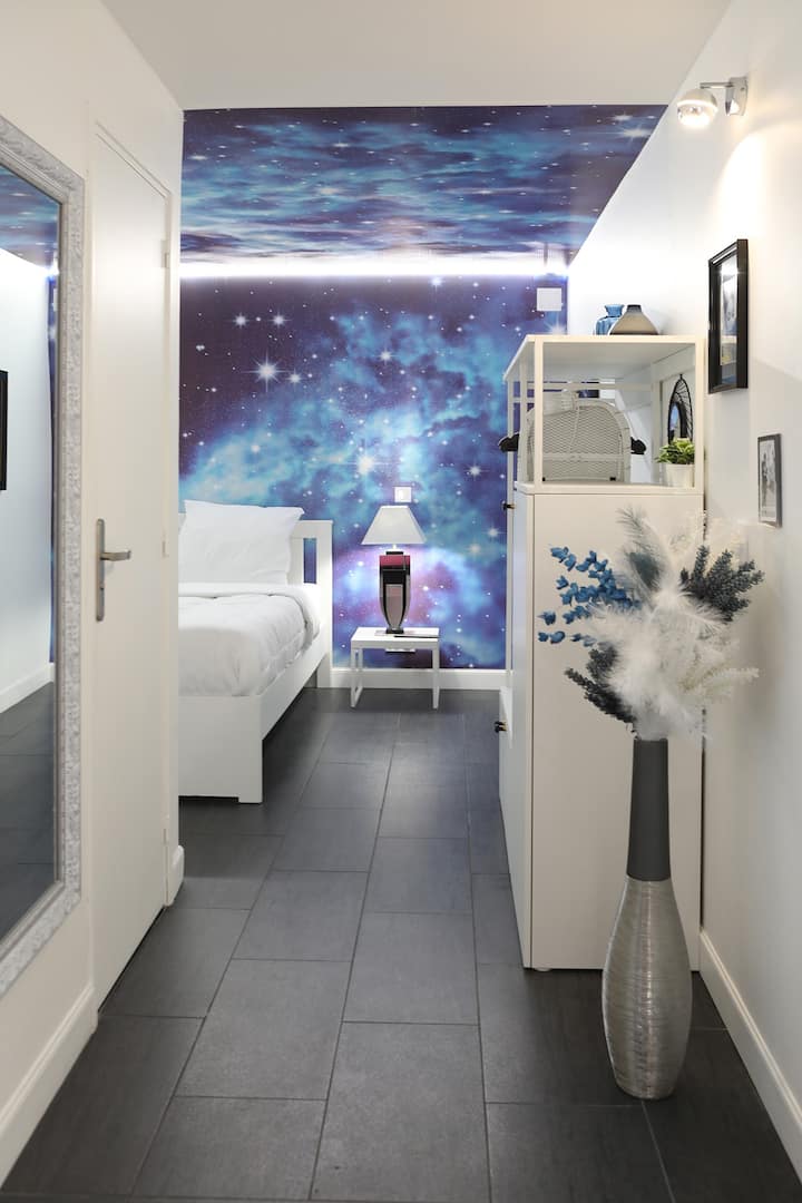 Hyrje në dhomën e gjumit dhe në dhomën e dushit
