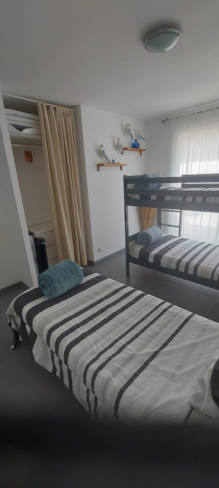 Spálňa s jednou samostatnou posteľou a 2 poschodové postele
