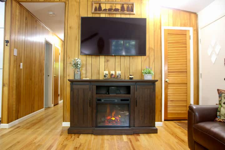 Escape To A 3-bedroom Cabin In Lower Catskills - Rock Hill, NY