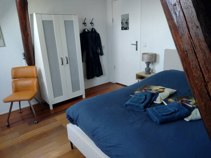 La stanza olandese è spaziosa e ha una bella molla. C'è un guardaroba, accappatoi e pantofole.