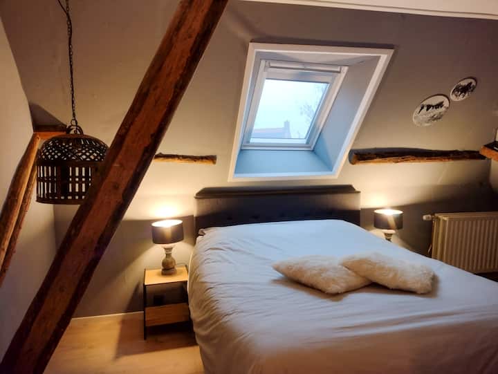 La sala da pattinaggio è una stanza spaziosa con doccia e servizi igienici