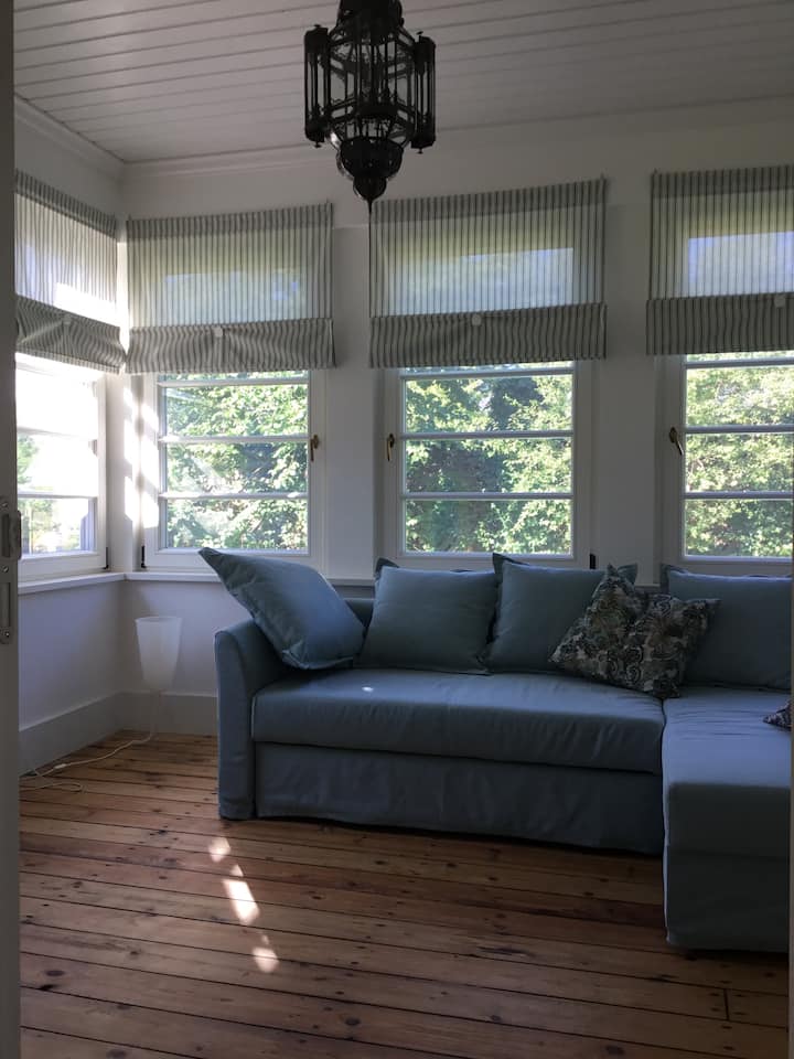 Katika chumba cha jua sofa hubadilika kwa urahisi kuwa kitanda cha watu wawili