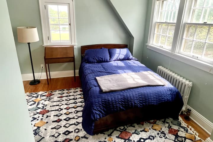 ห้องนอน #4 - เตียงเต็มรูปแบบ (ชั้นบน )** ต้องเดินผ่านห้องนอน #3 เพื่อไปยังห้องนอน #4** 