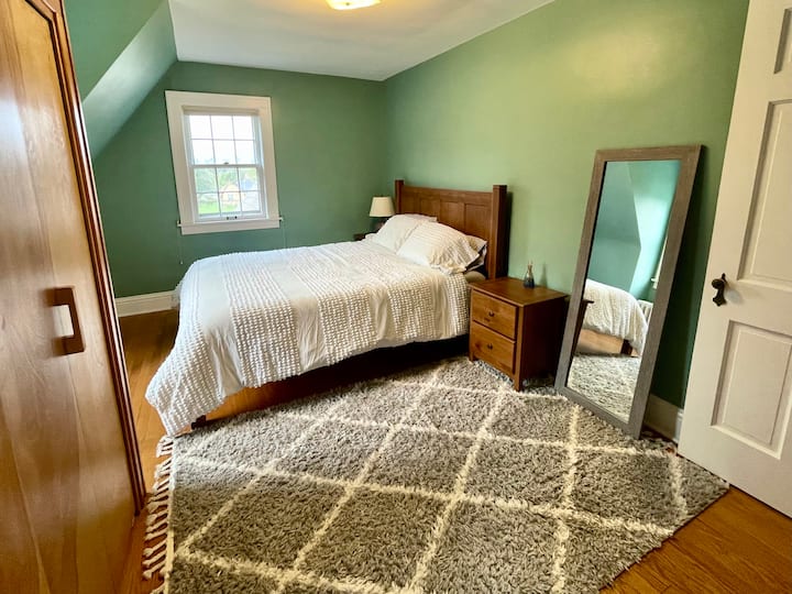 ห้องนอน #2 - เตียงควีนไซส์ (ชั้นบน)