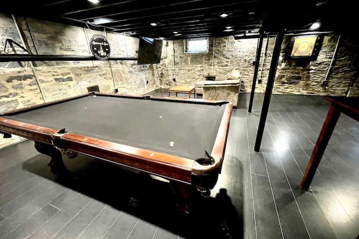 บาร์ชั้นใต้ดิน - โต๊ะพูลกระดานปาเป้าและทีวีขนาด 70 "

Rathskeller อาจจะหายไปแล้วแต่อย่างน้อยการเช่าของคุณก็สามารถนำเสน่ห์ของนักเล่นสกีมาได้