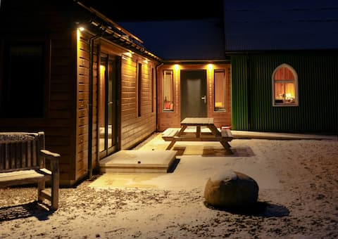 Unique, romantic rural cottage with stunning views