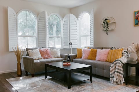 Top Airbnb: Luxury Family Home w/Cozy Fire Pit & EV Charger in Visalia