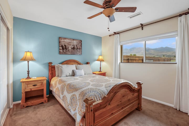 غرفة النوم رقم4 بسرير بحجم كبير.