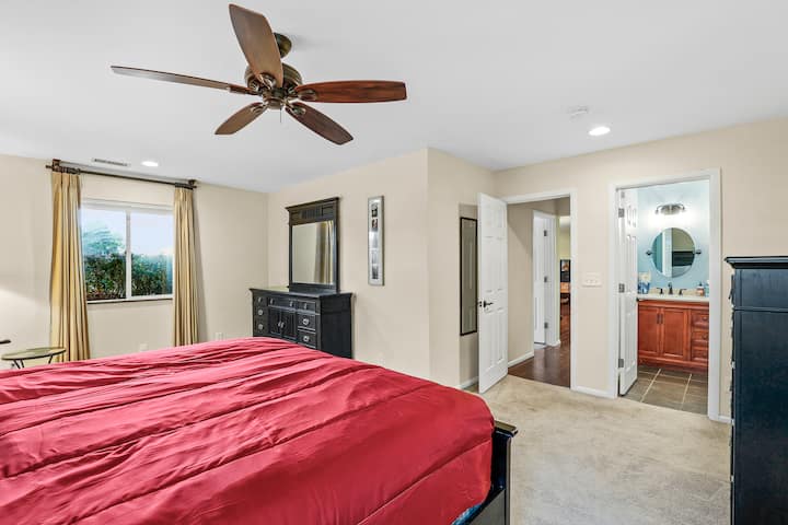 غرفة نوم رئيسية بسرير كينج وحمام خاص ملحق.