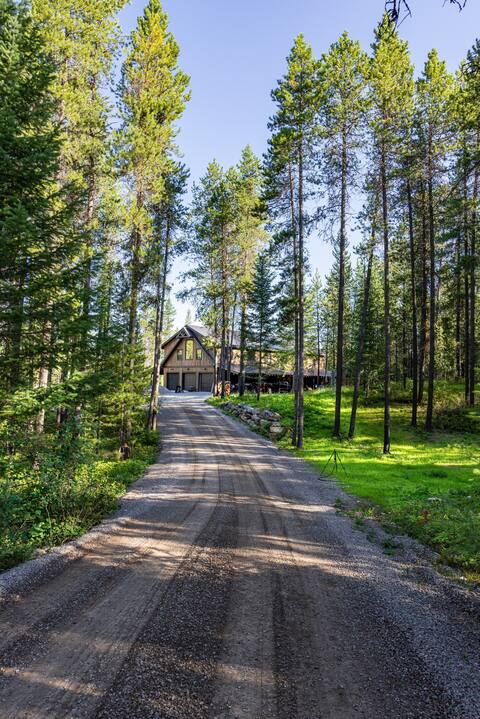 BEAR TRACK HIDEAWAY 10 minutes from Glacier Park