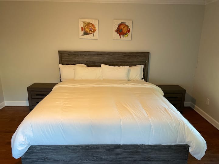 спална соба со брачен кревет (широк 150-179 см) на