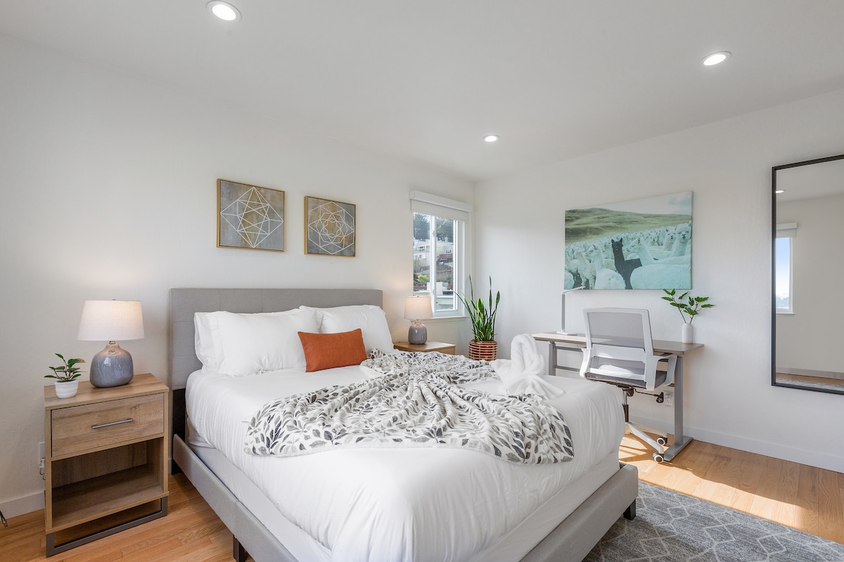 Опуштете се и добро одморете се на нашиот удобен брачен кревет.