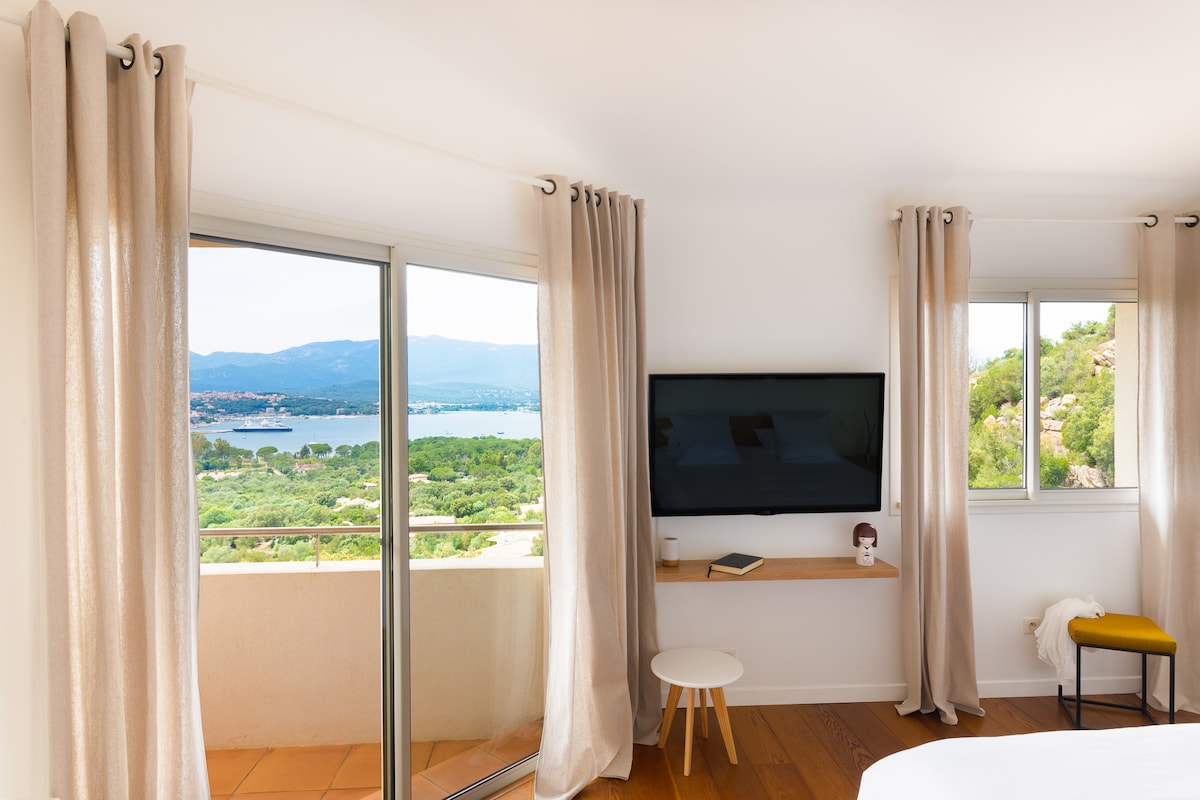 Habitación de arriba con vistas al mar y baño contiguo - Main bedroom upstairs with sea view and bathroom a continuación