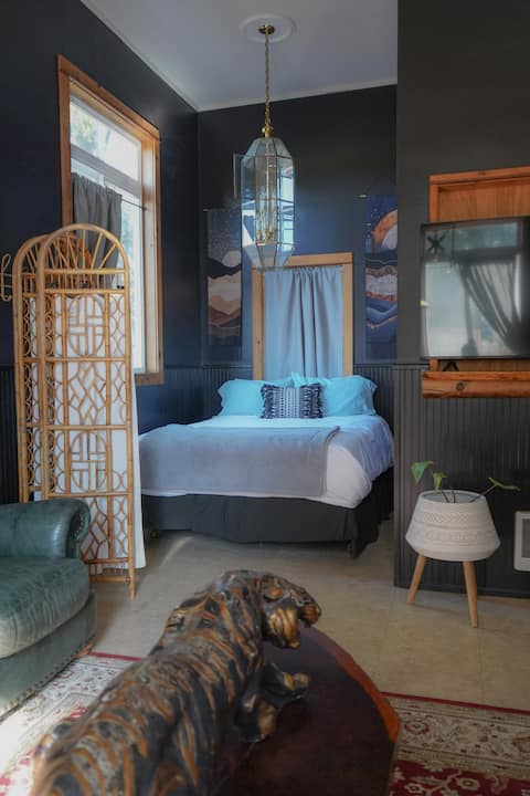 Tranquil Carriage House Loft by the River+ Hot tub