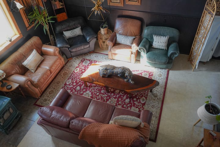 วิวจากด้านบนของห้องใต้หลังคามองลงมา 