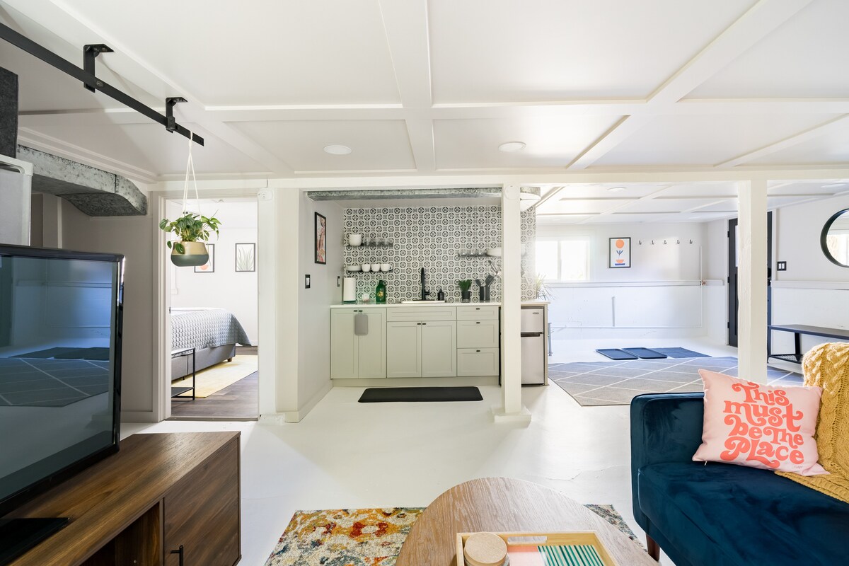 POV vanuit de woonkamer met uitzicht op de hal, kitchenette en de ingang van de slaapkamer 