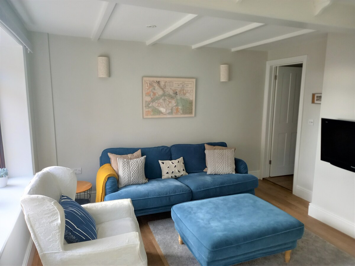 Popular Airbnb listing: Peaceful 3BR coastal cottage – balcony & sea views in Freshwater