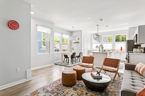 Sun-filled Home w/ Covered Patio, Near Park Circle