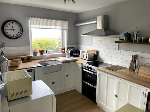 Beautiful 2 bedroom cottage with stunning bay view