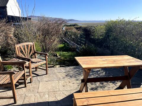 Beautiful 2 bedroom cottage with stunning bay view