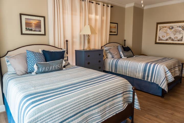 أسرّة مزدوجة الحجم - خروج خاص إلى الشرفة وحمام خاص مع مرآة مزدوجة ودش استحمام كبير بالإضافة إلى حوض استحمام كبير.