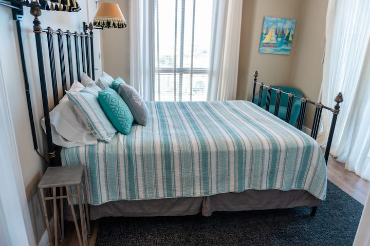 غرفة نوم كوين - الخروج إلى الشرفة الخاصة