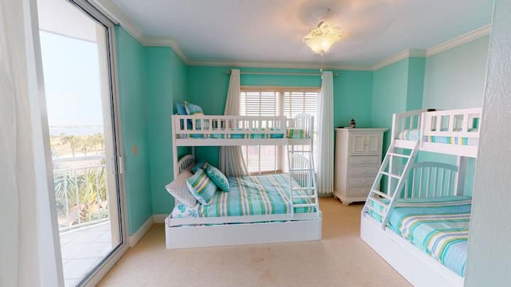غرفة الأطفال - (2) سرير بطابقين مع سرير كامل في الأسفل ، وسرير مزدوج في الأعلى.  اسحب سريرًا مزدوجًا تحت أحد الأسرّة بطابقين. الخروج إلى الشرفة الصغيرة.