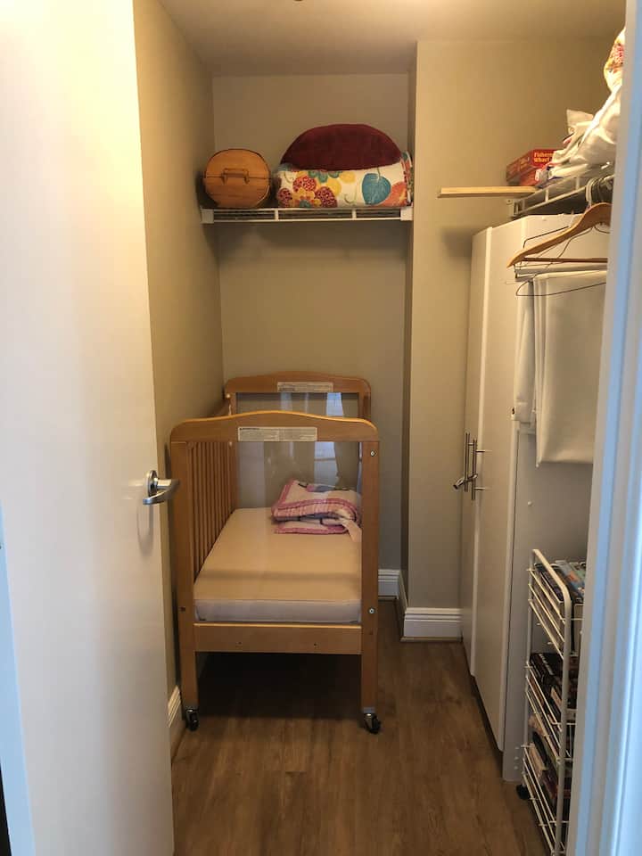 المشي في الخزانة - لدينا (2) أسرّة محمولة متاحة.