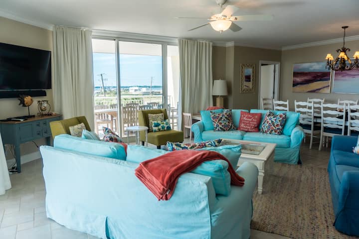 غرفة معيشة عائلية كبيرة