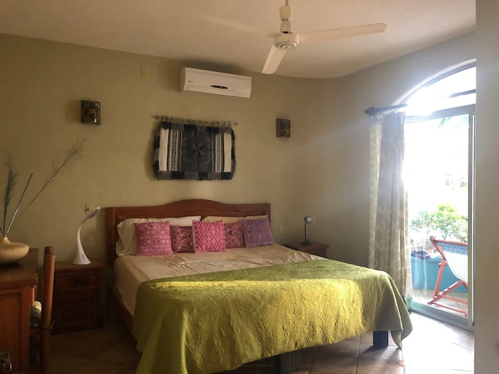 Ang 2nd bedroom ay may king - sized na higaan, air conditioning, patyo at en suite na banyo.