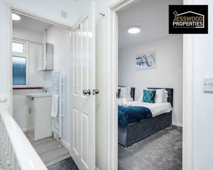 Jesswood Properties的卫生间和卧室Short Lets & Serviced Accommodation