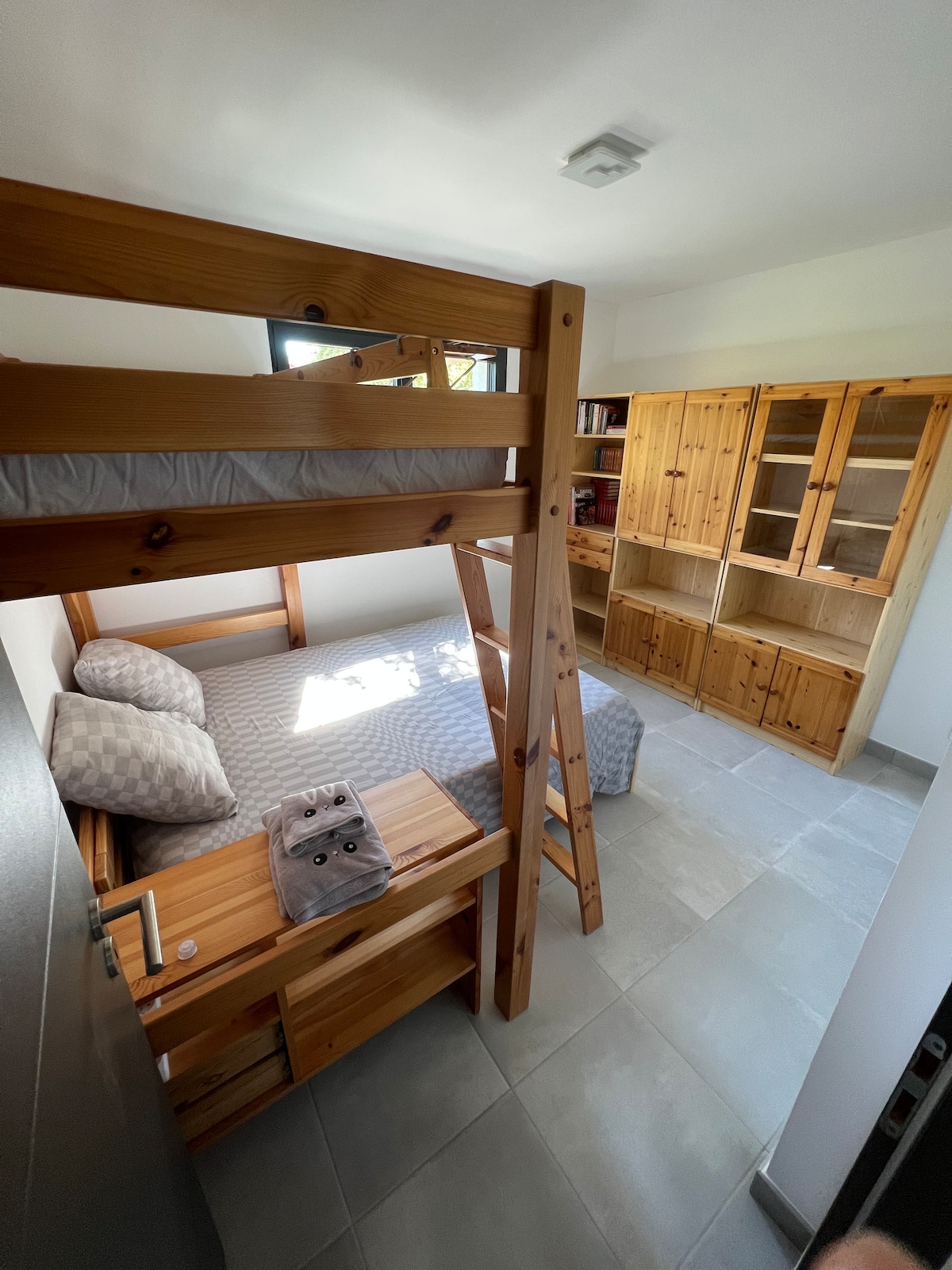 Dhomë me 140 krevat dopio dhe 1 krevat marinari