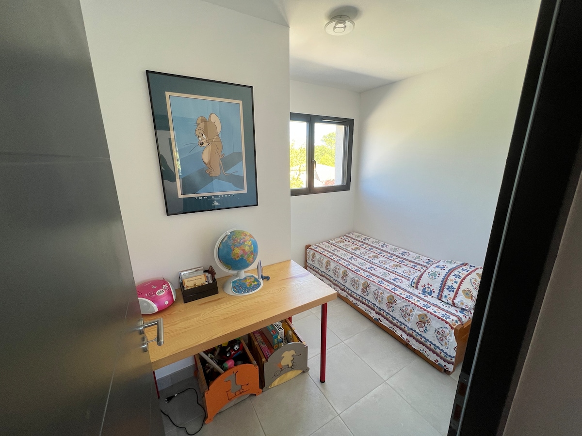 Dhomë e vogël me 2 krevate (1 krevat tek, 1 krevat me dalje)