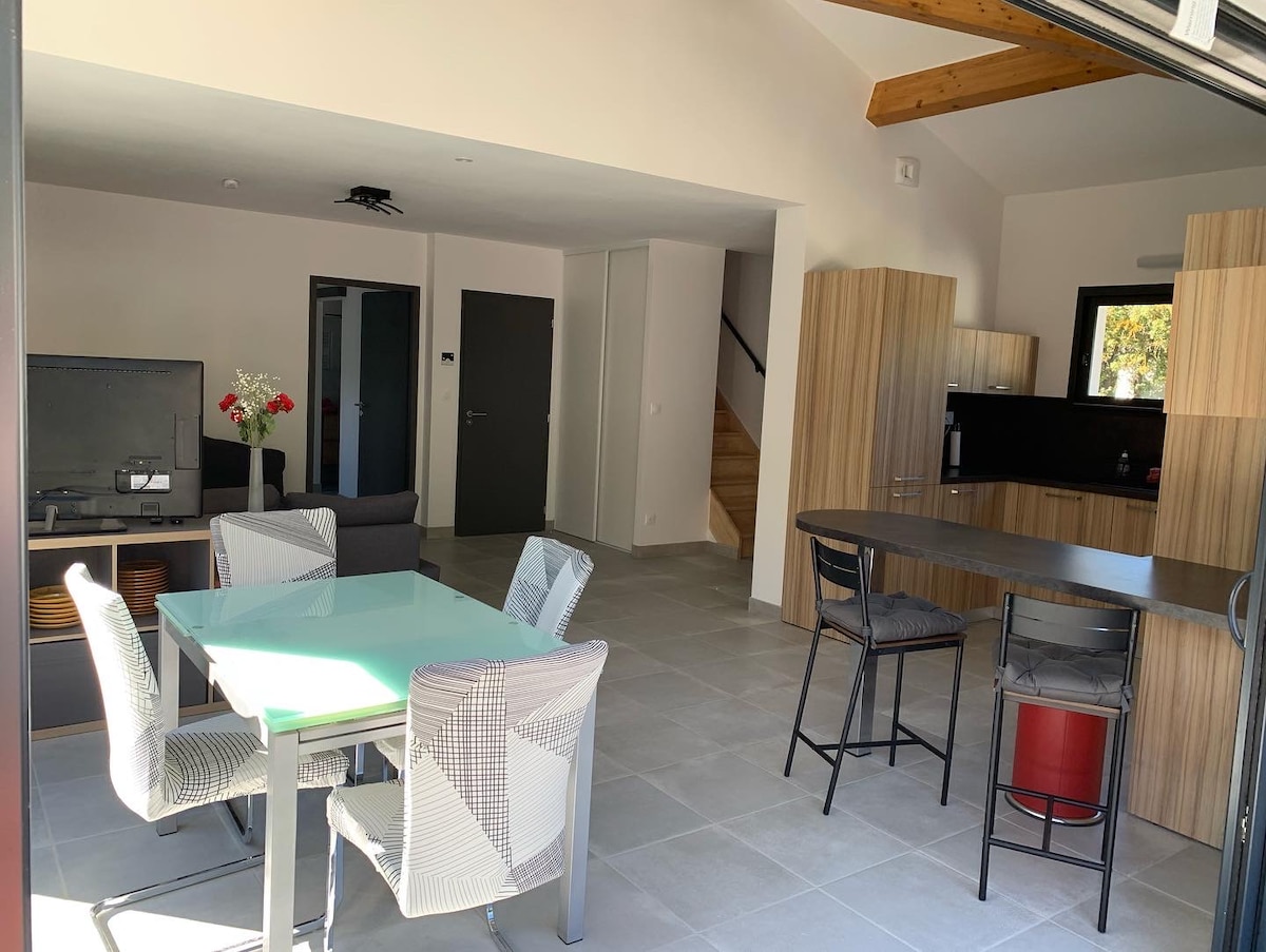 Tavolinë dhe bar i zgjatur në dhomën e ndenjjes.