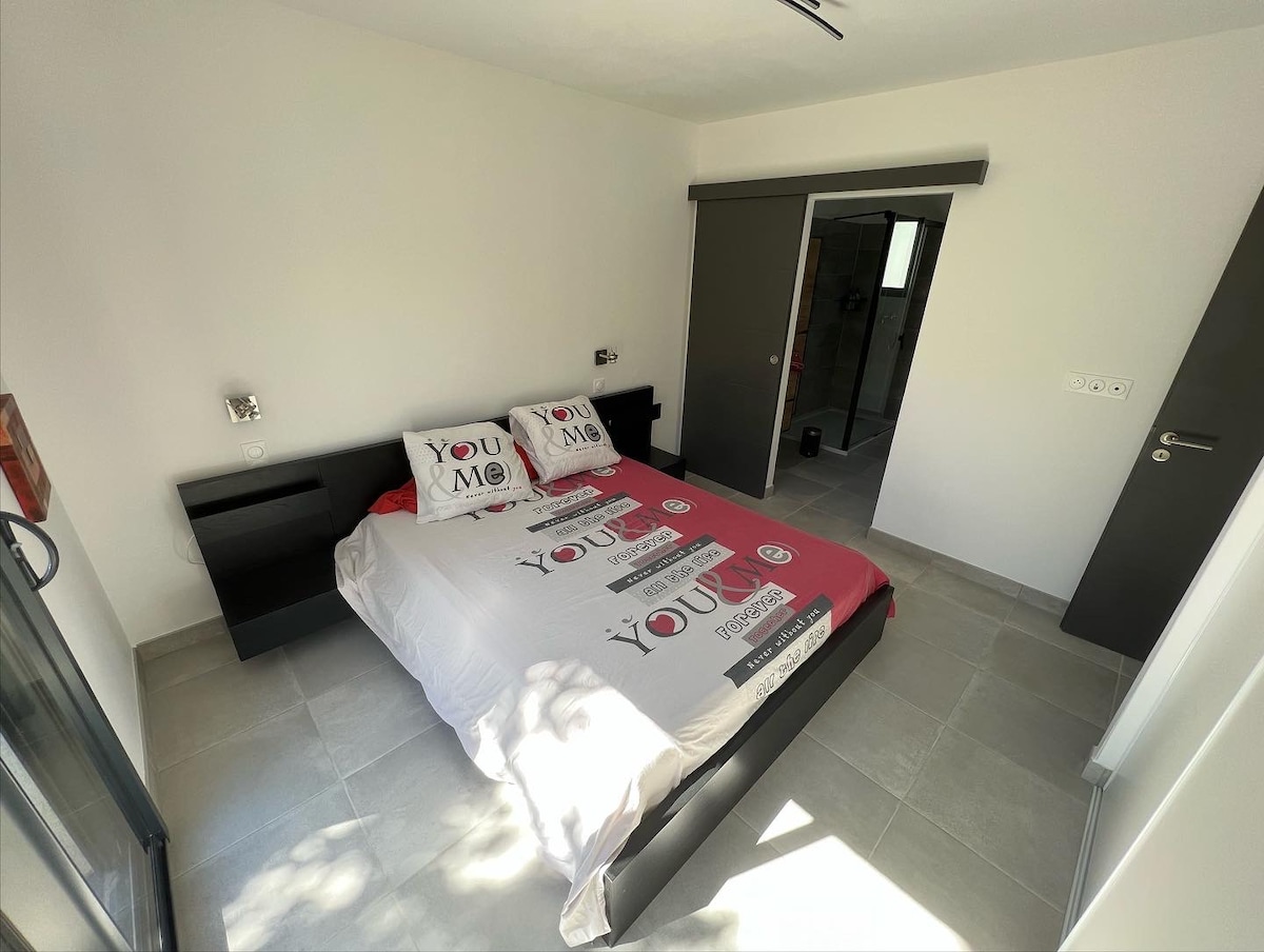 Dhomë gjumi e madhe në katin përdhes me banjë brenda dhomës