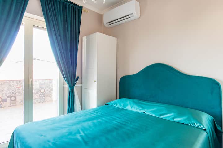 Chambre climatisée, lit régulier 160*190, située au 1er niveau. Sortie sur terrasse avec vue sur l'Etna.