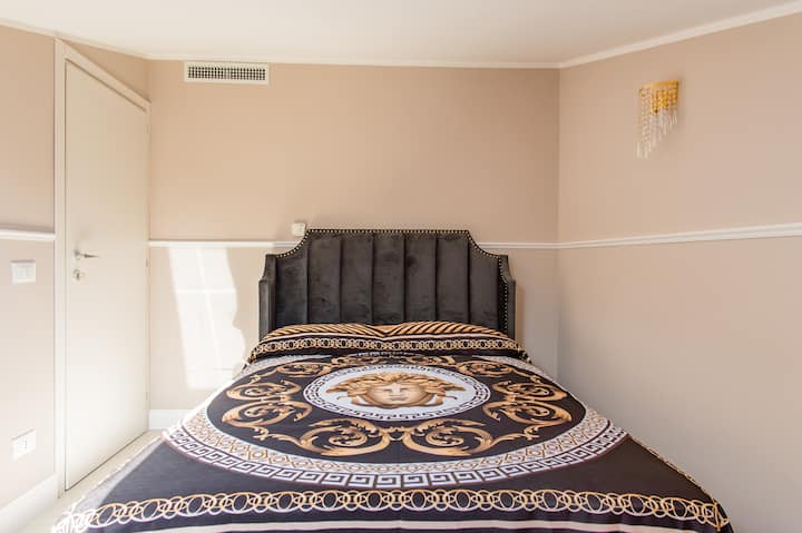 chambre climatisée, lit queen 140*190, située au 2ème niveau.