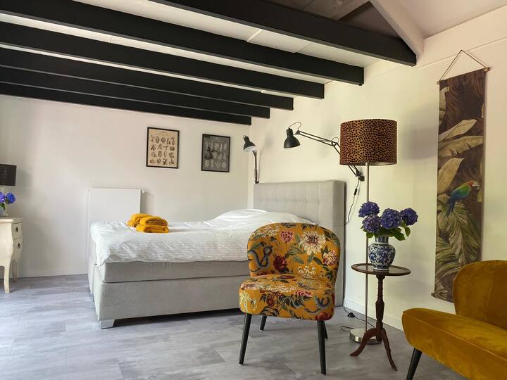 Botanical guesthouse Oud-Loosdrecht with veranda!