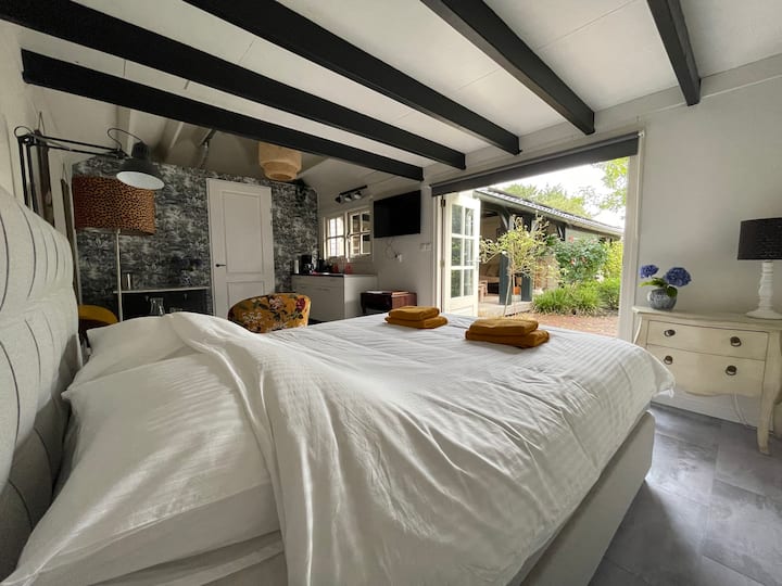 Botanical guesthouse Oud-Loosdrecht with veranda!